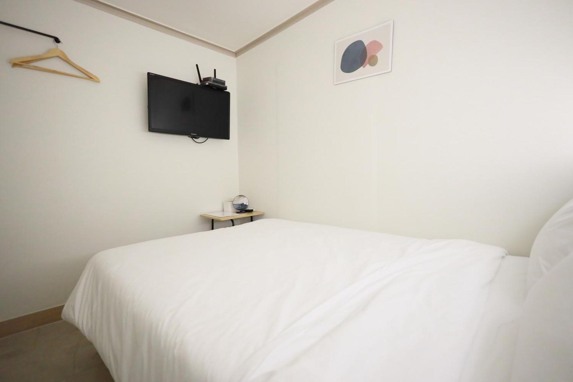 Hostel J5 *